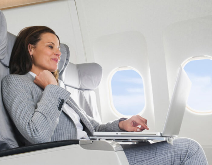 Le donne anticipano la prenotazione dei voli e li pagano meno dei viaggiatori uomini