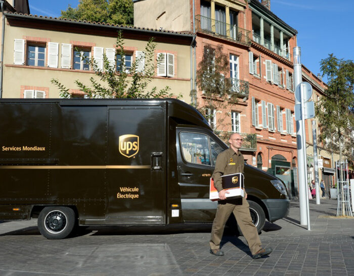 UPS presenta il 100° veicolo elettrico della sua flotta europea